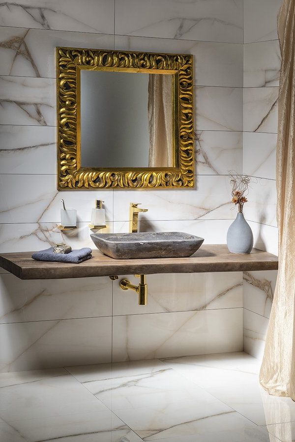 amenajare cu oglinda aurie